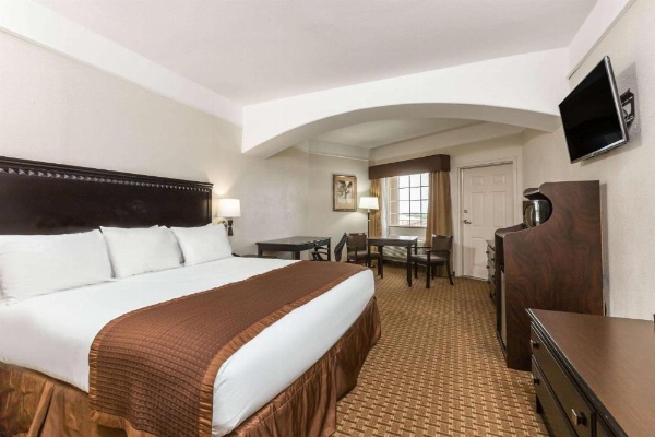 Baymont by Wyndham Galveston image 10